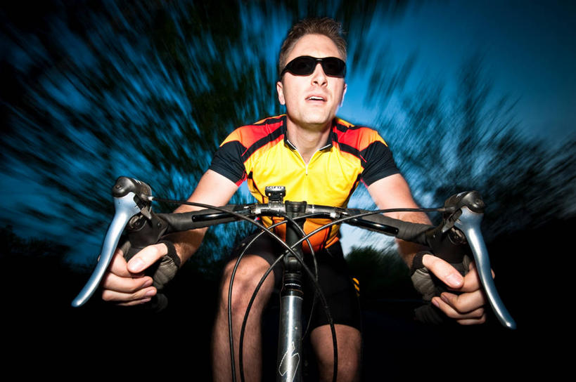 西方人,成年人,中年人,一个人,横图,特写,正面,运动模糊,仰视,毛衣,自行车,欧洲,美国,欧洲人,仅一个男性,仅一个人,仅一个中年男性,拿着,车,脚踏车,树,骑,天空,黄昏,交通工具,骑车,运输,摄影,护目镜,载具,手把,明尼苏达,男人,男性,中年男性,白种人,彩图,低角度拍摄