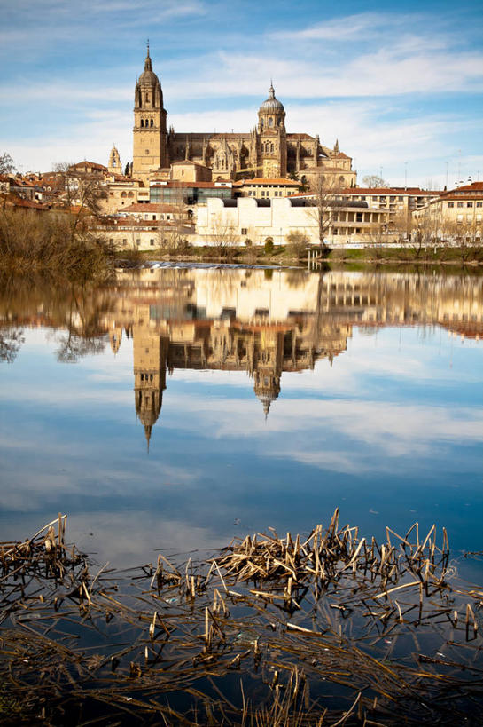 无人,竖图,室外,白天,河流,建筑,西班牙,反射,云,萨拉曼卡,天空,自然,摄影,宗教,基督教,萨拉曼卡省,彩图,大教堂