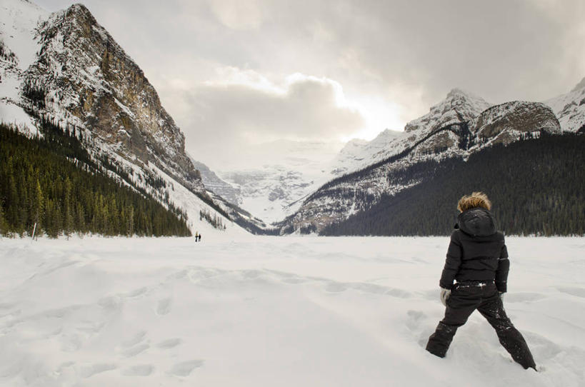 西方人,儿童,成年人,中年人,老年人,头发,一个人,家庭,母亲,儿子,兄弟,横图,室外,白天,纯洁,山,雪,松树,欧洲,加拿大,欧洲人,连接,云,小孩,背面,天空,自然,温暖,温馨,一家人,金色,寒冷,可爱,乐趣,童年,童趣,摄影,观看,和睦,享乐,童真,烂漫,无邪,亚伯达,班夫,天真,老年女性,男孩,男性,白种人,孩子,彩图,融洽
