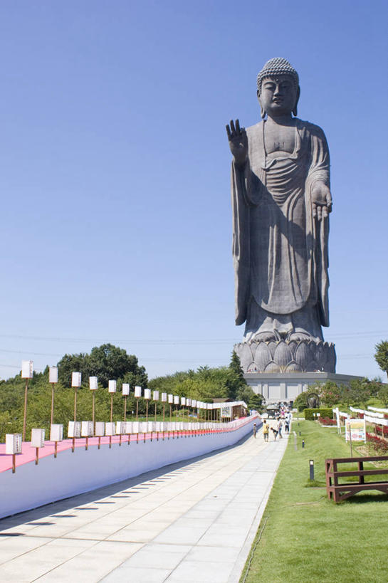 竖图,室外,白天,草坪,日本,一排,日本文化,整齐,标志,灯笼,雕像,符号,长椅,标识,树,排列,地标建筑,摄影,宗教,巨大,庞大,队列,万里无云,茨城县,性别符号,宏大,硕大,伟大,灵性,美术工艺,彩图,水户,男性符号