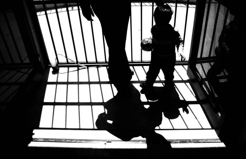 儿童,成年人,两个人,家庭,父亲,儿子,栏杆,站,横图,黑白,室外,白天,马耳他,连接,阴影,温暖,温馨,一家人,童年,摄影,保护,和睦,关爱,剪影,男孩,男人,男性,双腿交叉,爱,融洽,幼儿