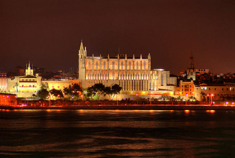 无人,教堂,横图,室外,夜晚,海洋,水,城市,建筑,西班牙,节日,历史,文化,树,祈祷,健康,许愿,摄影,宗教,信仰,纪念,祈求,照亮,基督教,宗教建筑,天主教,哥特式风格,帕尔马,帕尔马大教堂,马略卡,平安,彩图,旅行,大教堂,传统文化