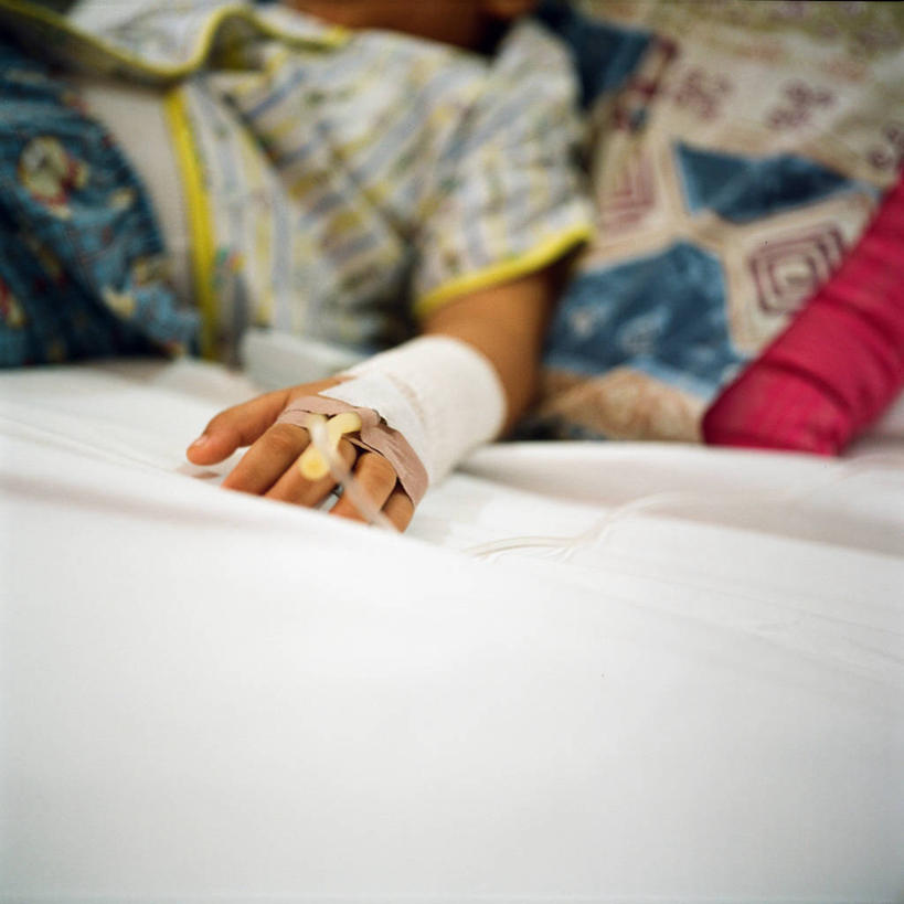 手,一个人,医院,方图,室内,白天,床,印度尼西亚,休闲装,枕头,生病,童年,人体,摄影,部分,注射器,恢复,睡觉,彩图,万隆