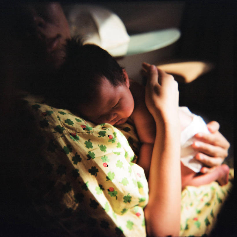 婴儿,儿童,成年人,中年人,两个人,家庭,母亲,女儿,方图,室内,白天,纯洁,印度尼西亚,连接,拿着,休闲装,小孩,温暖,温馨,一家人,可爱,童年,摄影,活泼,和睦,关爱,宝宝,纯真,烂漫,无邪,伶俐,天真,女性,中年女性,中国人,孩子,睡觉,半身,彩图,爱,融洽,万隆