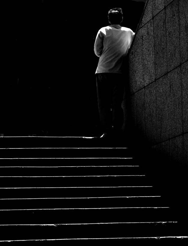 成年人,一个人,站,竖图,室外,夜晚,马耳他,仅一个男性,光,休闲装,石墙,台阶,背面,靠,靠着,思考,摄影,彩图