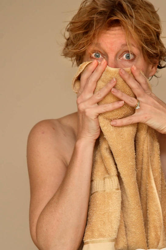 西方人,成年人,中年人,老年人,脸,头,眼睛,脸颊,一个人,站,竖图,正面,欧洲,美国,欧洲人,仅一个女性,仅一个人,米色背景,拿着,肩膀,蓝色,毛巾,仅一个中年女性,遮,遮掩,摄影,掩盖,遮挡,恐怖,加利福尼亚,肖像,遮盖,掩饰,圣卡洛斯,震惊,女人,女性,中年女性,白种人,头部,脸部,脸蛋,面部,彩图,影棚拍摄,窥视,捂住