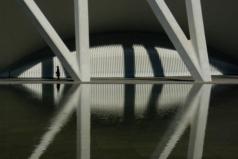 一个人,横图,黑白,室外,神秘,建筑,街道,西班牙,反射,柱子,拱门,海湾,摄影,宁静,巴伦西亚省