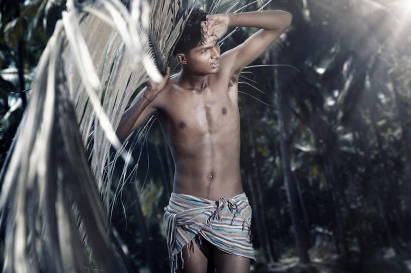 成年人,一个人,站,举,横图,室外,白天,正面,叶子,印度,仅一个男性,仅一个人,包装,裸露,仅一个年轻男性,托,疲倦,思考,个性,摄影,疲劳,疲惫,运送,努力,裸,困乏,棕榈叶,疲乏,委顿,疲困,疲顿,疲钝,倦怠,怠倦,果阿,男人,男性,年轻男性,印度人,年轻人,举起,举手,举着,向上举,向上伸,向上托,半身,彩图