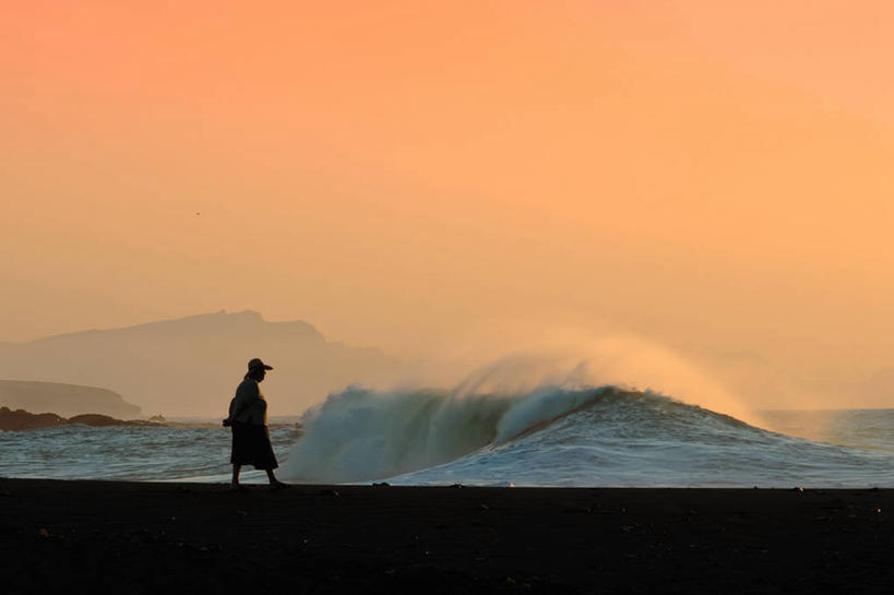 成年人,老年人,一个人,横图,室外,侧面,度假,海洋,美景,水,西班牙,仅一个女性,仅一个人,景观,自然,黄昏,景色,放松,摄影,仅一个老年女性,自然风光,剪影,万里无云,富埃特文图拉岛,潮汐,大西洋群岛,老年女性,女人,女性,海滩,休闲活动,步行,彩图