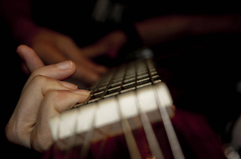 手,一个人,横图,室内,特写,西班牙,表演,吉他,音乐,一个,手指,人体,摄影,单个,部分,吉他手,技能,休闲活动,彩图