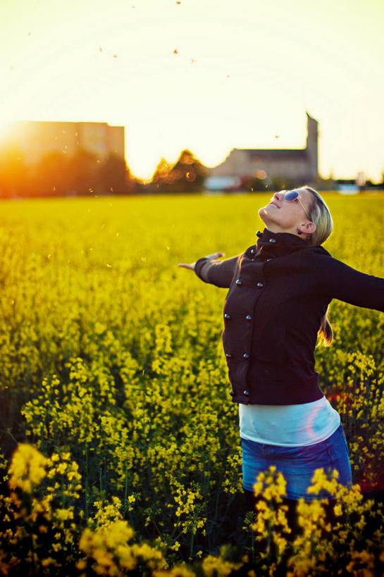 西方人,成年人,一个人,举,竖图,室外,白天,侧面,幸福,农业,美景,日光,德国,欧洲,欧洲人,仅一个年轻女性,仅一个女性,仅一个人,景观,田地,休闲装,慕尼黑,花,自然,太阳镜,托,向上看,景色,摄影,生长,脆弱,清新,自然风光,年轻女性,女人,女性,白种人,年轻人,举起,举手,举着,向上举,向上伸,向上托,半身,彩图