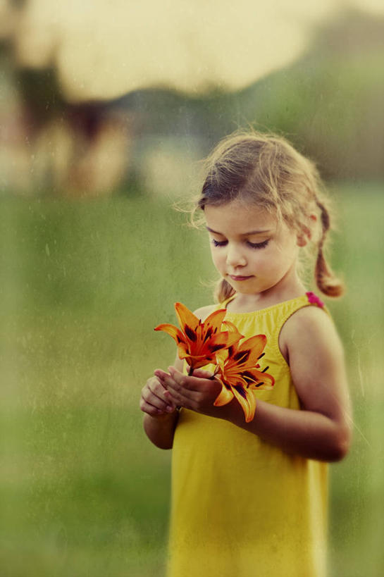 西方人,儿童,头发,一个人,站,竖图,室外,白天,正面,纯洁,欧洲,美国,欧洲人,仅一个女性,仅一个人,拿着,注视,休闲装,花,两个,小孩,自然,观察,看,仅一个小孩,金色,可爱,童年,童趣,摄影,观看,麻花辫,察看,脆弱,关注,清新,童真,烂漫,无邪,卷丹,天真,女孩,女人,女性,白种人,孩子,半身,彩图,女生