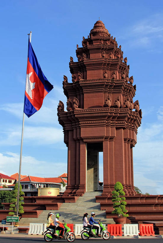 成年人,四个人,竖图,室外,白天,侧面,旅游,建筑,路,摩托车,旗帜,柬埔寨,房屋,云,首都,休闲装,历史,树,天空,运输,摄影,身份,男人,女人,彩图,旅行,柬埔寨国旗,金边,独立日,柬埔寨文化