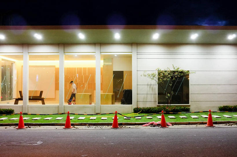 横图,室外,夜晚,门,街道,台湾,房屋,门口,现代,摄影,住房,简单,照明设备,路锥,彩图