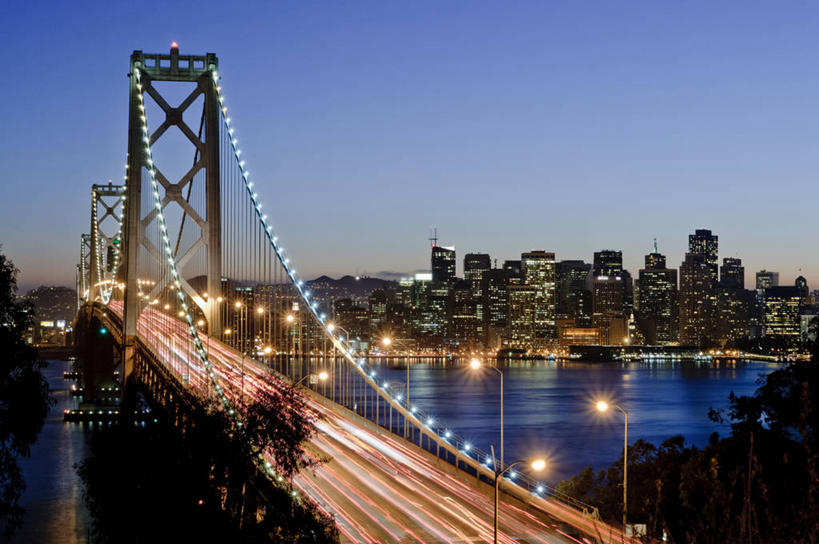 无人,横图,室外,夜晚,运动模糊,城市,建筑,路灯,照明,美国,反射,交通,联系,灯,天空,灯具,运输,摄影,吊桥,尾灯,迅速,照亮,照明设备,加利福尼亚,旧金山,前照灯,前大灯,车前灯,海湾大桥,彩图