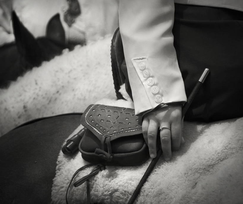 成年人,手,一个人,坐,横图,黑白,室外,白天,马,西班牙,仅一个女性,拿着,戒指,人体,摄影,部分,高雅,零钱包