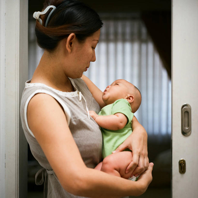 婴儿,儿童,成年人,中年人,两个人,站,方图,室内,特写,婴儿服装,纯洁,印度尼西亚,连接,休闲装,小孩,看,可爱,童年,摄影,活泼,关爱,运送,宝宝,纯真,烂漫,无邪,伶俐,天真,中年女性,亚洲人,中国人,孩子,半身,彩图,爱,万隆