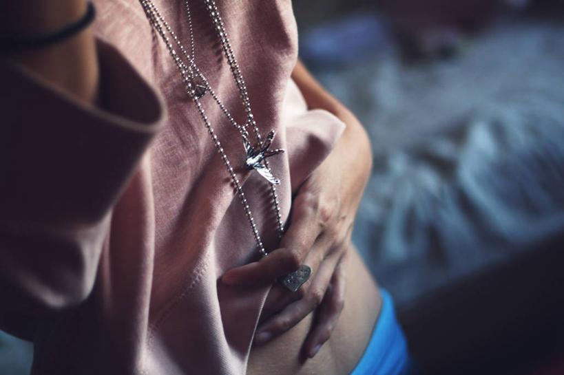 无人,摸,横图,室内,特写,时尚,项链,西班牙,抚摸,休闲装,个性,摄影,部分,马拉加省,触摸,接触,彩图