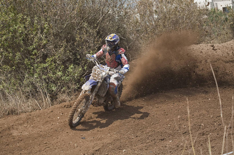 成年人,一个人,横图,室外,白天,风险,运动,竞争,摩托车,西班牙,仅一个男性,仅一个人,树,仅一个年轻男性,骑车,摄影,灰尘,摩托车越野赛,技能,伊比沙岛,男人,男性,年轻男性,年轻人,彩图