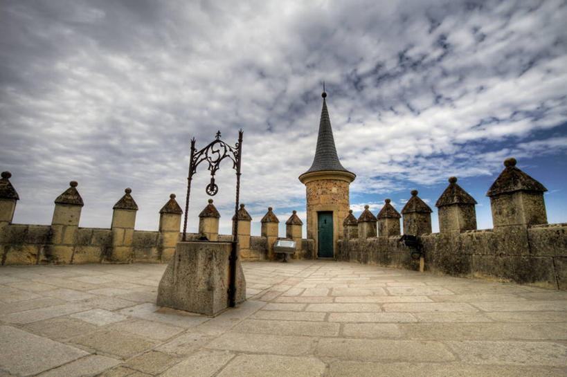 无人,横图,室外,白天,建筑,西班牙,欧洲,城堡,云,尖顶,历史,天空,摄影,南欧,阿尔卡萨城堡,西班牙王国,卡斯蒂利亚,塞戈维亚,莱昂,卡斯蒂利亚.莱昂,莱昂省,岩石,彩图