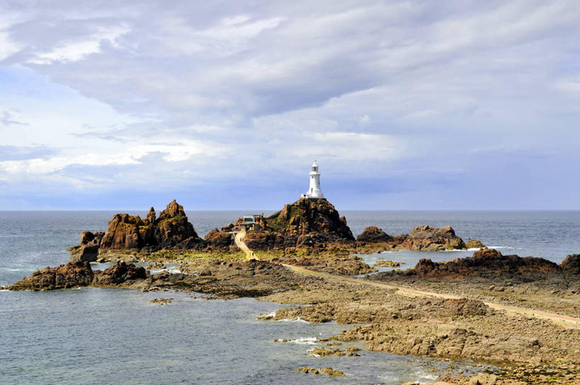 无人,横图,室外,白天,海洋,道路,建筑,英国,信息,岛,水平线,云,灯塔,交通,方向,天空,摄影,引导,指导,指引,保护,航标,泽西岛,岩石,彩图,导航