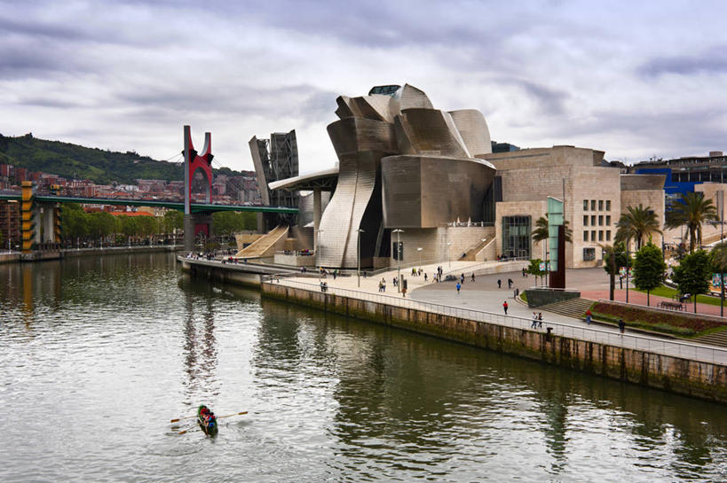 博物馆,码头,横图,室外,白天,河流,港口,建筑,船,西班牙,云,联系,树,天空,地标建筑,运输,摄影,吊桥,毕尔巴鄂,古根汉姆博物馆,比斯开省,彩图,旅行,摆渡口,埠头,渡口,渡头,港湾,海港,货运码头,口岸,商港
