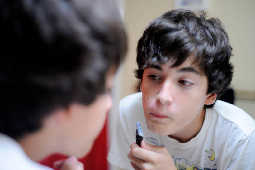 儿童,少年,脸,头,脸颊,一个人,家庭,横图,室内,纯洁,镜子,美国,仅一个男性,仅一个人,准备,拿着,休闲装,肩膀,仅一个年轻男性,小孩,温暖,温馨,一家人,可爱,童年,童趣,摄影,和睦,卫生,专心,青春期,加利福尼亚,剃胡子,童真,烂漫,无邪,天真,男人,男性,年轻男性,孩子,头部,脸部,脸蛋,面部,剃刀,彩图,融洽,例行公事