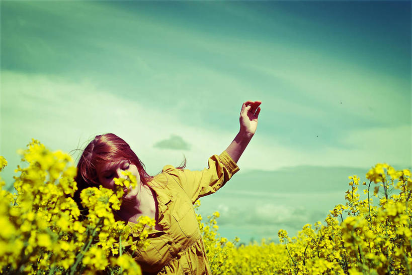 成年人,脸,头,脸颊,一个人,举,横图,室外,白天,幸福,德国,仅一个年轻女性,仅一个女性,仅一个人,田地,肩膀,天空,自然,托,摄影,生长,享乐,无忧无虑,年轻女性,女人,女性,年轻人,头部,脸部,脸蛋,面部,举起,举手,举着,向上举,向上伸,向上托,彩图,舞蹈,芸苔