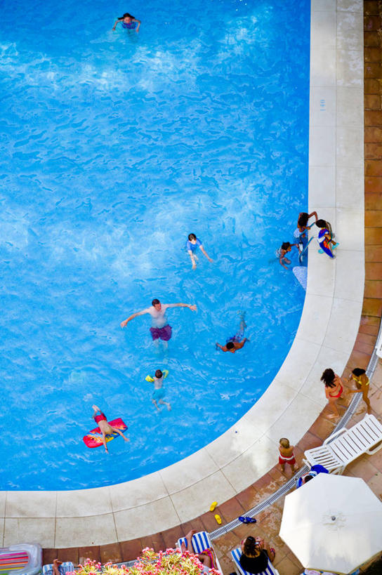 游泳,游泳池,竖图,俯视,室外,白天,度假,西班牙,遮阳伞,放松,乐趣,摄影,享乐,马拉加省,休闲活动,休闲椅,彩图,高角度拍摄