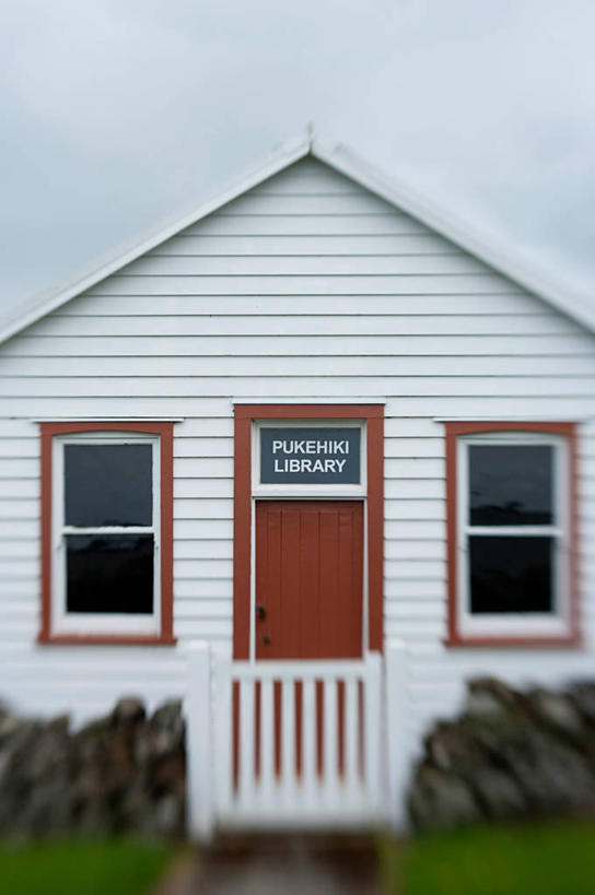 无人,图书馆,竖图,室外,白天,运动模糊,窗户,门,新西兰,木制,教育,摄影,英文字母,便利,知识,达尼丁,彩图