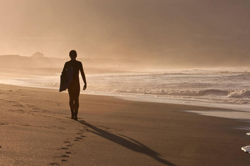 冲浪,成年人,一个人,横图,室外,正面,锻炼,度假,运动,海洋,西班牙,仅一个男性,脚印,阴影,冲浪板,运动器械,天空,自然,黄昏,波浪,健身器械,摄影,剪影,健身器材,水上运动,冲浪装备,体育,海滩,步行,彩图,健身,冲浪运动,运动器材