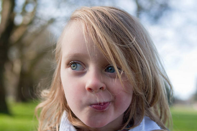 西方人,儿童,脸,头,脸颊,头发,一个人,横图,室外,特写,白天,正面,纯洁,欧洲,新西兰,欧洲人,仅一个女性,仅一个人,休闲装,肩膀,树,小孩,仅一个小孩,金色,可爱,童年,童趣,摄影,童真,烂漫,无邪,恶作剧,天真,女孩,女人,女性,白种人,孩子,头部,脸部,脸蛋,面部,彩图,女生,哈格利公园,郊野公园