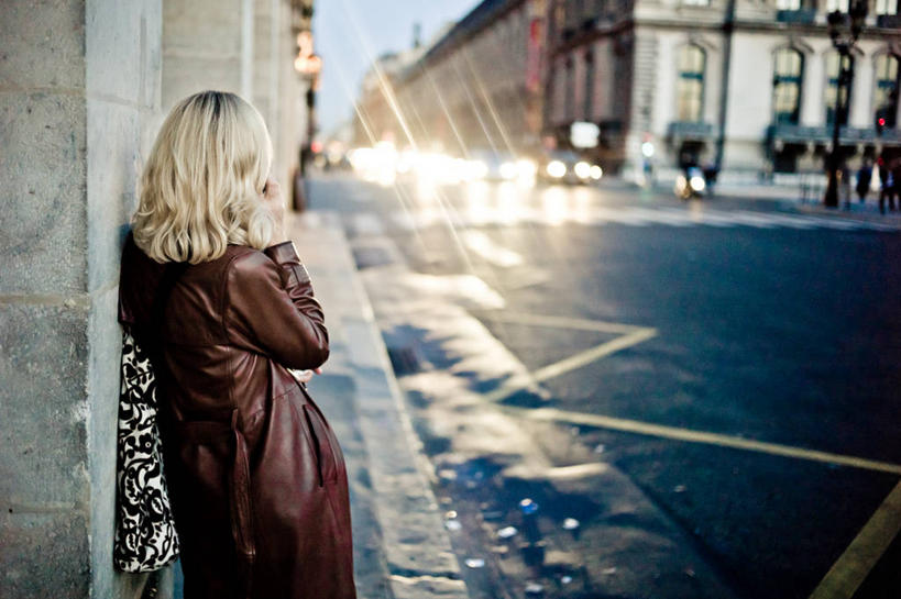 少年,头发,一个人,站,打电话,横图,室外,白天,通讯,建筑,街道,日光,法国,巴黎,欧洲,仅一个男性,仅一个年轻女性,仅一个女性,仅一个人,首都,仅一个年轻男性,背面,靠,靠着,金色,摄影,西欧,法兰西,法兰西共和国,法兰西第五共和国,法兰西岛,法兰西岛大区,里沃利街,男人,男性,年轻男性,年轻女性,女人,女性,电话机,彩图,巴黎省,巴黎市