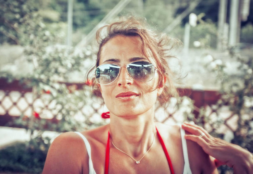 西方人,成年人,中年人,脸,头,脸颊,一个人,横图,室外,白天,正面,时尚,信心,意大利,欧洲,欧洲人,仅一个女性,仅一个人,肩膀,太阳镜,仅一个中年女性,摄影,肖像,乌比诺,女人,女性,中年女性,白种人,头部,脸部,脸蛋,面部,彩图,美人