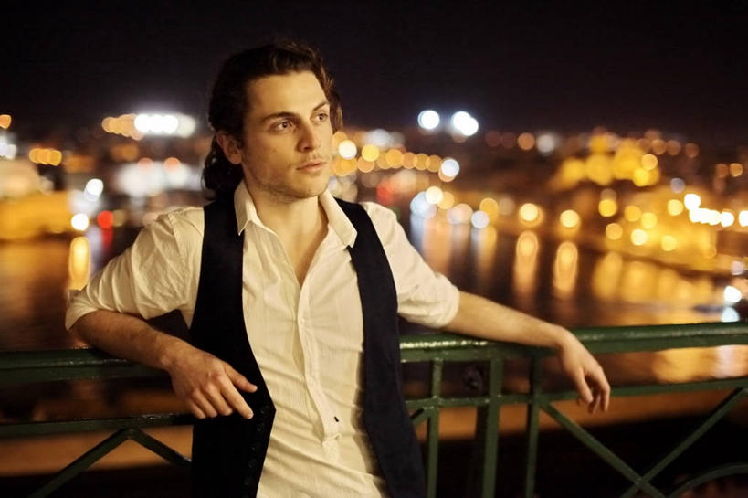 西方人,成年人,一个人,栏杆,站,横图,室外,夜晚,正面,衬衫,欧洲,马耳他,欧洲人,仅一个男性,仅一个人,首都,休闲装,仅一个年轻男性,靠,靠着,思考,放松,摄影,马甲,照亮,瓦莱塔,男人,男性,年轻男性,白种人,年轻人,休闲活动,半身,彩图,海港