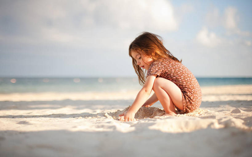 西方人,儿童,头发,一个人,蹲,横图,室外,白天,侧面,度假,纯洁,海洋,日光,墨西哥,欧洲,欧洲人,仅一个女性,仅一个人,沙子,水平线,注视,休闲装,小孩,观察,看,仅一个小孩,赤脚,可爱,童年,童趣,摄影,潮湿,观看,察看,毛发,享乐,拉丁美洲,关注,童真,烂漫,无邪,湿润,莫雷洛斯州,天真,女孩,女人,女性,白种人,孩子,海滩,彩图,女生