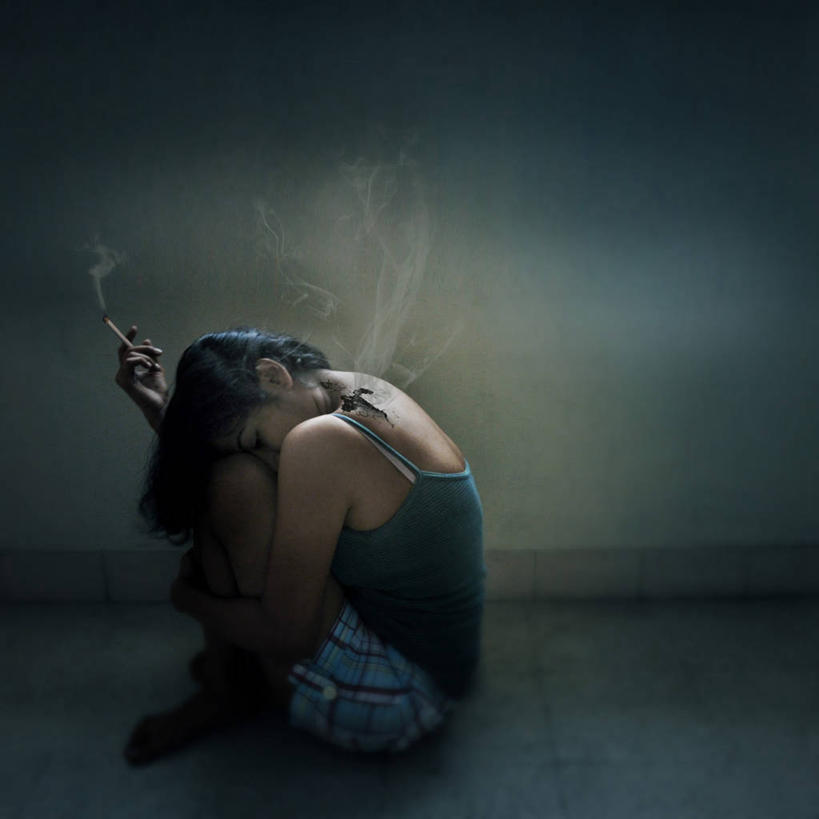 成年人,一个人,坐,方图,室内,侧面,香烟,印度,仅一个年轻女性,仅一个女性,仅一个人,艺术,拿着,休闲装,烟,摄影,抱膝,上瘾,文学,泰米尔纳德邦,想法,金奈,年轻女性,女人,女性,印度人,年轻人,屈膝,彩图,超现实主义,流派,艺术流派
