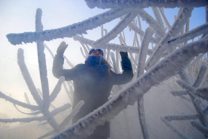西方人,成年人,一个人,站,举,横图,室外,正面,雪,欧洲,俄罗斯,欧洲人,仅一个年轻女性,仅一个女性,仅一个人,冬天,树,手套,围巾,托,向上看,思考,寒冷,摄影,年轻女性,女人,女性,白种人,年轻人,举起,举手,举着,向上举,向上伸,向上托,彩图,车里雅宾斯克