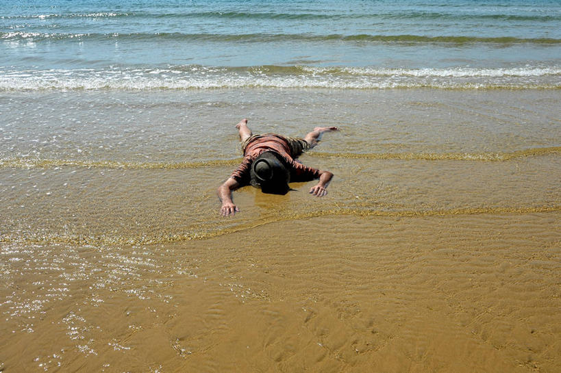 成年人,中年人,老年人,一个人,横图,室外,白天,海洋,日本,仅一个男性,仅一个人,仅一个中年男性,草帽,沙子,波浪,趴着,放松,酗酒,摄影,上瘾,福冈,男人,男性,中年男性,海滩,休闲活动,彩图