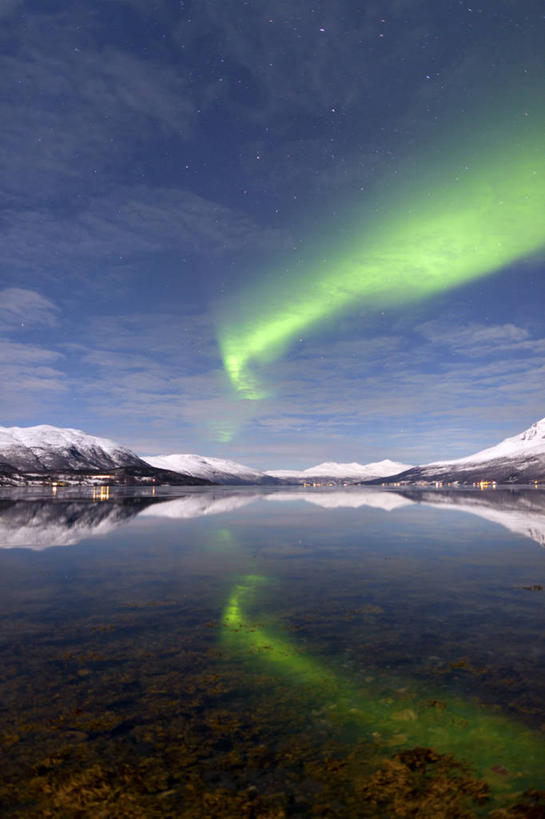 无人,竖图,室外,夜晚,北极,湖,美景,山,山脉,雪山,挪威,对称,反射,景观,云,冬天,风景,天空,自然,景色,寒冷,摄影,宁静,自然风光,特隆姆瑟,北极光,彩图