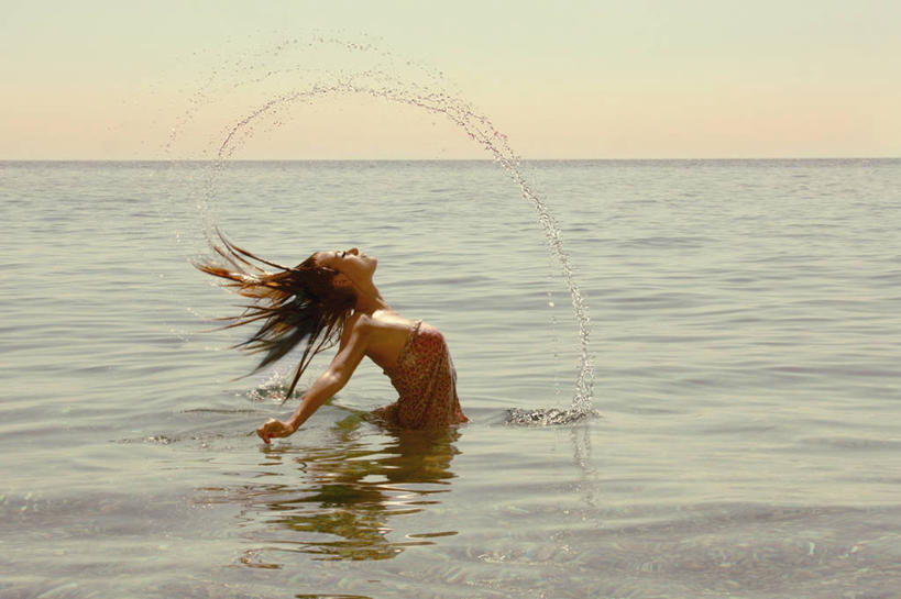 西方人,儿童,少年,一个人,站,横图,室外,白天,侧面,度假,纯洁,海洋,欧洲,乌克兰,欧洲人,仅一个男性,仅一个年轻女性,仅一个女性,仅一个人,服装,溅,反射,水平线,休闲装,仅一个年轻男性,小孩,衣服,休闲,休闲服,可爱,童年,童趣,摄影,服饰,享乐,童真,烂漫,无邪,万里无云,甩动,雅尔塔,天真,男人,男性,年轻男性,年轻女性,女人,女性,白种人,孩子,闭着眼睛,仰头,半身,彩图,甩