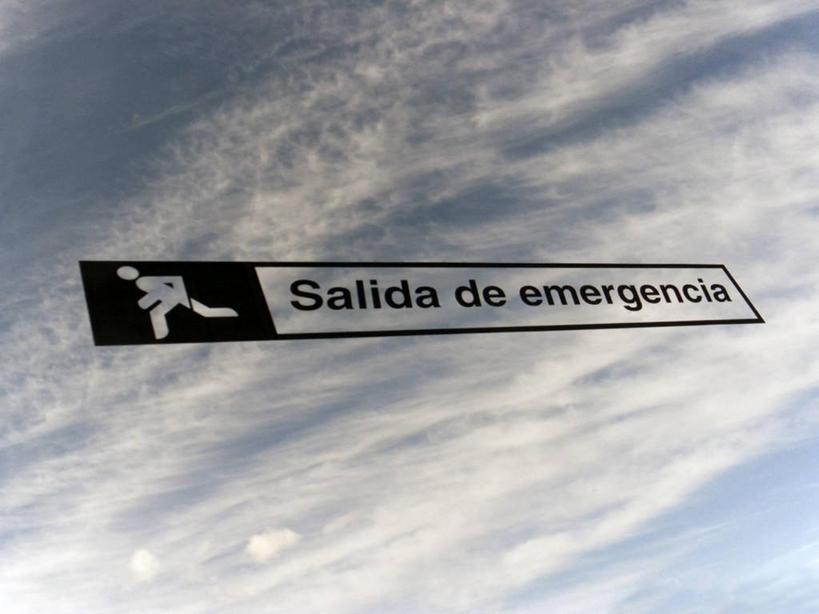 无人,横图,室内,白天,通讯,窗户,指示牌,西班牙,出口,标志,文字,巴士,首都,方向,标识,运输,摄影,指导,英文字母,紧急,疏散,彩图,紧急出口