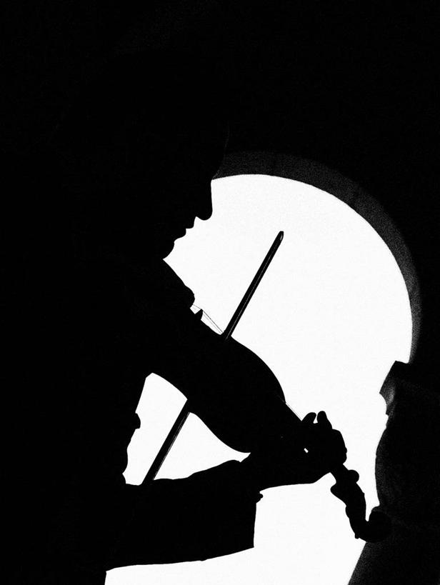 成年人,一个人,音乐家,站,竖图,黑白,室内,仅一个男性,表演,乐器,小提琴,首都,音乐,拿着,摄影,布达佩斯,音乐人,匈牙利共和国,技能,乐师,演奏家,音乐工作者