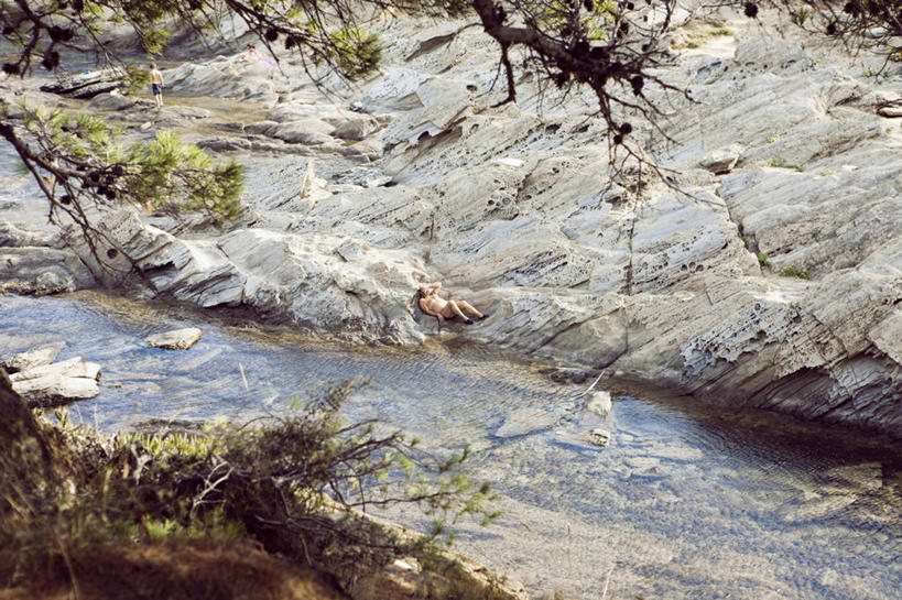 成年人,裸体,一个人,横图,室外,白天,西班牙,欧洲,仅一个男性,小溪,放松,摄影,岩层,南欧,加泰罗尼亚,西班牙王国,赫罗纳,赫罗纳省,卡达凯斯,岩石,仰卧,彩图,独处