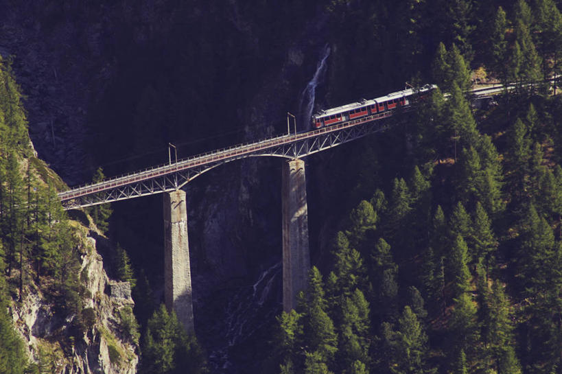 无人,横图,俯视,室外,白天,瀑布,森林,路,铁路,火车,瑞士,轨道,交通,铁轨,联系,树,风景,自然,运输,摄影,宁静,瓦莱斯州,策尔马特,彩图,高角度拍摄