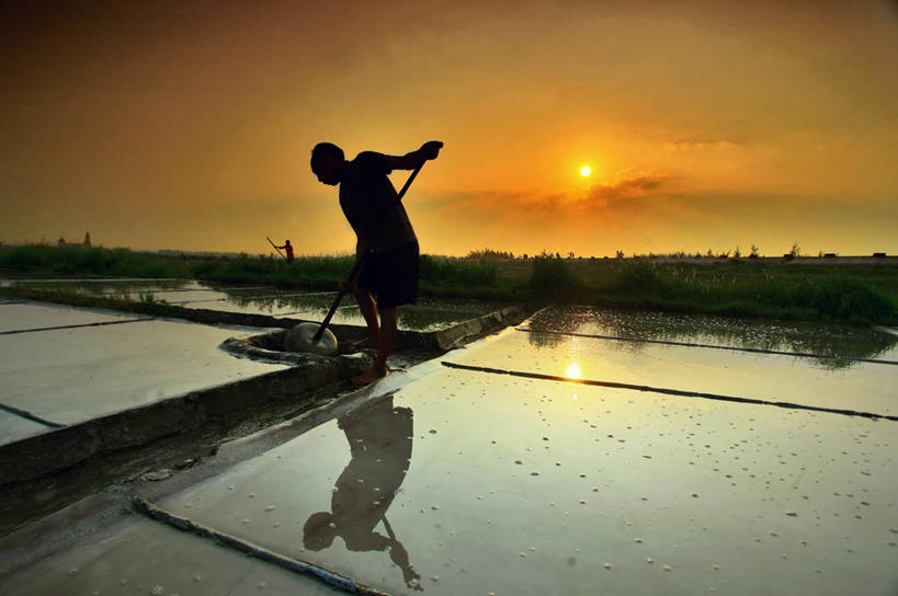 一个人,横图,室外,农业,美景,日落,水,太阳,越南,反射,景观,自然,景色,摄影,自然风光,剪影,盐滩,彩图,舀