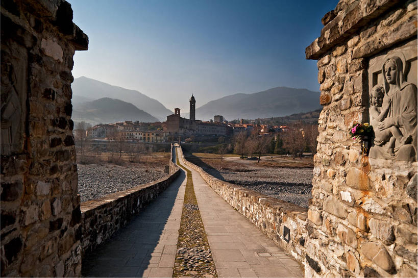 无人,横图,室外,白天,山,建筑,意大利,欧洲,围墙,历史,天空,地标建筑,摄影,南欧,意大利文化,意大利共和国,罗马桥,美术工艺,艾米利亚.罗马涅,艾米利亚.罗马涅大区,彩图