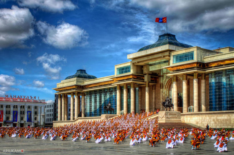 广场,横图,室外,白天,骄傲,城市,建筑,旗帜,蒙古,表演,雕像,柱子,云,首都,许多人,天空,一群人,摄影,政府大楼,乌兰巴托,柱廊,彩图,传统文化,蒙古文化,传统节日