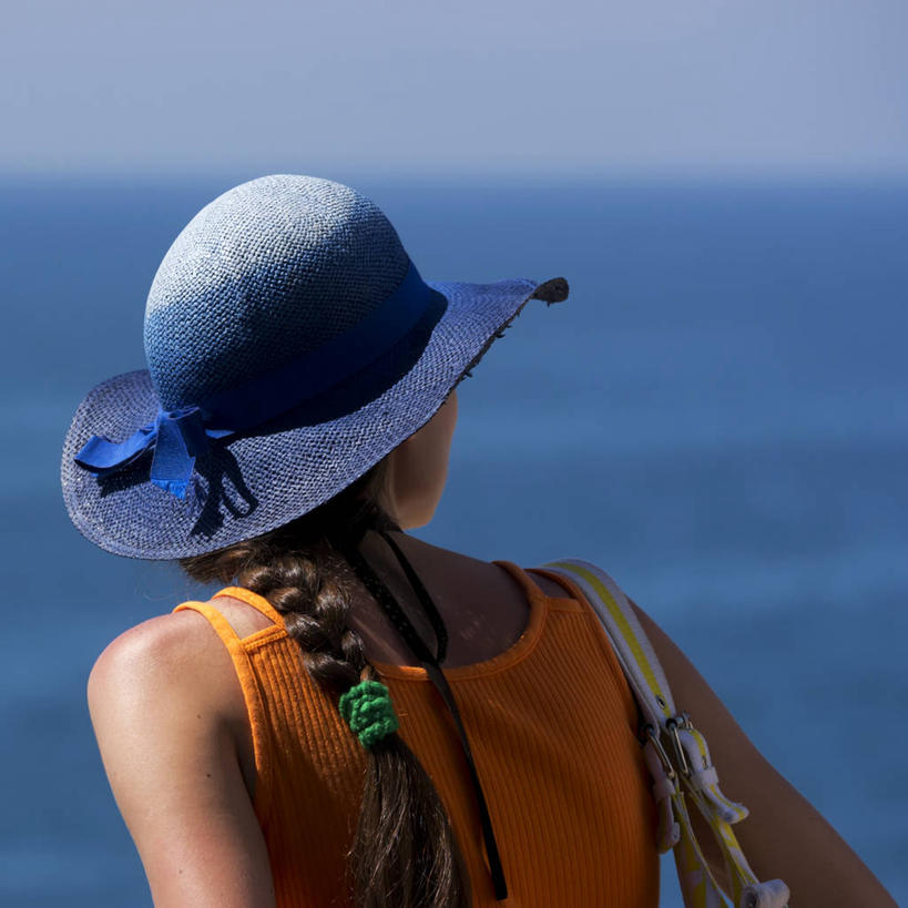 成年人,脸,头,脸颊,一个人,方图,室外,白天,度假,海洋,帽子,西班牙,欧洲,仅一个年轻女性,仅一个女性,仅一个人,水平线,挎包,休闲装,肩膀,背面,自然,遮阳帽,看,思考,辫子,摄影,保护,南欧,万里无云,首府,西班牙王国,瓦伦西亚,巴伦西亚,瓦伦西亚自治区,卡斯特利翁省,年轻女性,女人,女性,年轻人,头部,脸部,脸蛋,面部,彩图,卡斯特利翁.德拉普拉纳