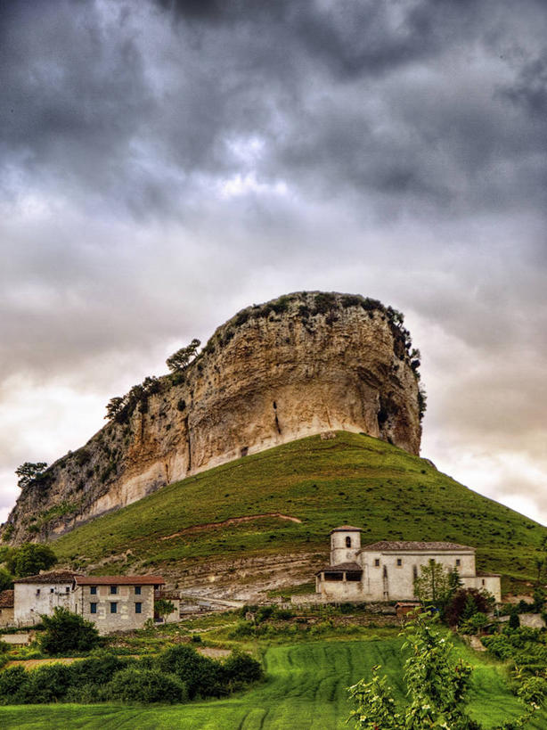 无人,竖图,室外,白天,建筑,西班牙,云,历史,草,天空,自然,地标建筑,摄影,宁静,布尔戈斯,彩图